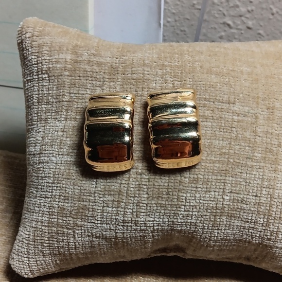 Napier Vintage Gold Tone Post Earrings - Picture 1 of 6